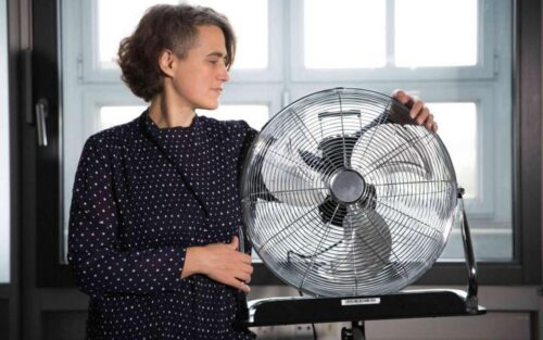 Zu sehen ist die Komponistin Silvia Rosani. Sie hält einen großen Ventilator.