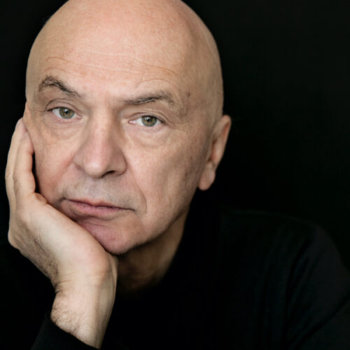 Zu sehen ist ein Portrait des Komponisten Bernhard Lang.