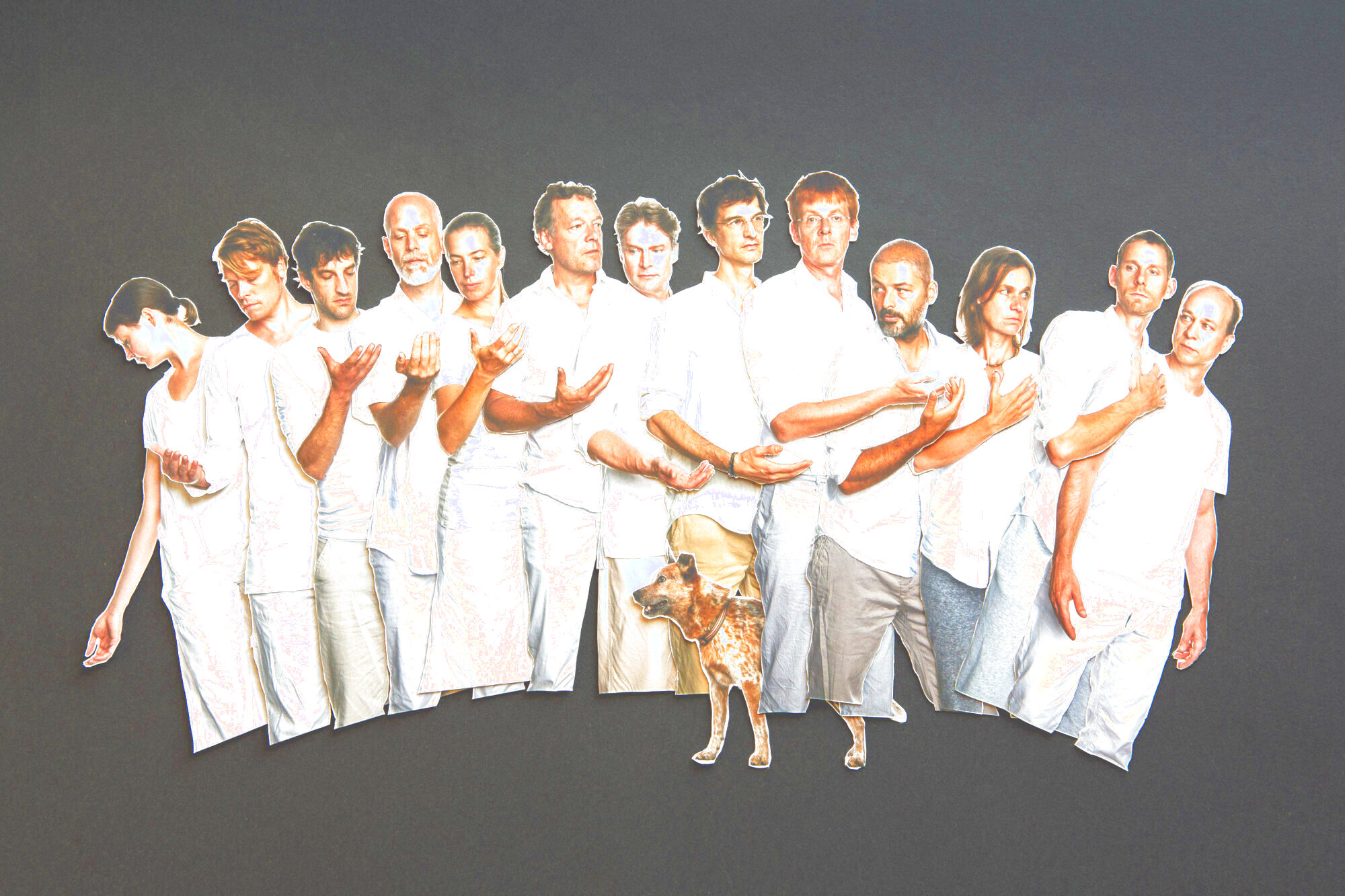 Zu sehen ist eine Collage aus Bildern der Mitglieder*innen des ensemble mosaik. Die Bilder der Personen sind in einer Reihe angeordnet. Sie tragen weiße Klamotten und haben den rechten Arm leicht ausgestreckt. In der Mitte der Collage ist das Bild eines braunen Hundes.