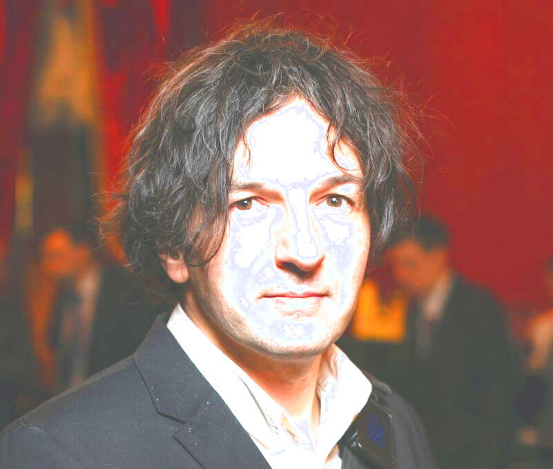 Das Porträt eines Mannes (Vladimir Rannev). Er blickt geradeaus und trägt ein schwarzes Oberteil und ein weißes Hemd.