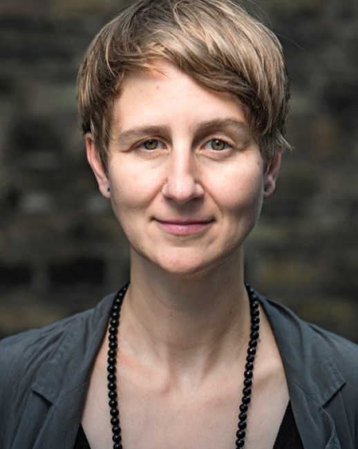 Zu sehen ist ein Portrait der Regisseurin Elisabeth Stöppler. Sie blickt freundlich in die Kamera.
